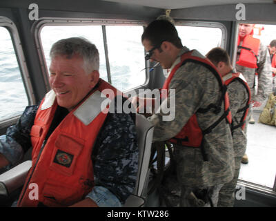 OSWEGO- New York Air National Guard il morsetto di giunzione le centraline di attacco assegnato al New York Air National Guard 274th dell aria supportano operazioni squadrone lavorare su New York milizia navale imbarcazione di pattuglia 280 nella parte orientale del lago Ontario. Il JTACs sono state imparando a coordinare con la barca equipaggi e utilizzare MQ-9 dati in un ambiente marittimo. (Foto dal comandante Don McKnight, New York milizia navale). Foto Stock