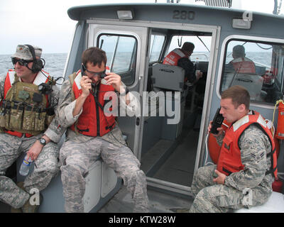 OSWEGO- New York Air National Guard il morsetto di giunzione le centraline di attacco assegnato al New York Air National Guard 274th dell aria supportano operazioni squadrone lavorare su New York milizia navale imbarcazione di pattuglia 280 nella parte orientale del lago Ontario. Il JTACs sono state imparando a coordinare con la barca equipaggi e utilizzare MQ-9 dati in un ambiente marittimo. (Foto dal comandante Don McKnight, New York milizia navale). Foto Stock