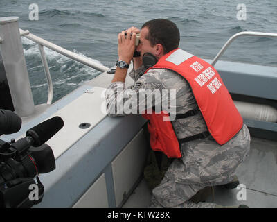 OSWEGO- New York Air National Guard il morsetto di giunzione le centraline di attacco assegnato al New York Air National Guard 274th dell aria supportano operazioni squadrone lavorare su New York milizia navale imbarcazione di pattuglia 280 nella parte orientale del lago Ontario. Il JTACs sono state imparando a coordinare con la barca equipaggi e utilizzare MQ-9 dati in un ambiente marittimo. (Foto dal comandante Don McKnight, New York milizia navale). Foto Stock