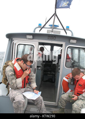 OSWEGO- New York Air National Guard il morsetto di giunzione le centraline di attacco assegnato al New York Air National Guard 274th dell aria supportano operazioni squadrone lavorare su New York milizia navale imbarcazione di pattuglia 280 nella parte orientale del lago Ontario. Il JTACs sono state imparando a coordinare con la barca equipaggi e utilizzare MQ-9 dati in un ambiente marittimo. (Foto dal comandante Don McKnight, New York milizia navale). Foto Stock