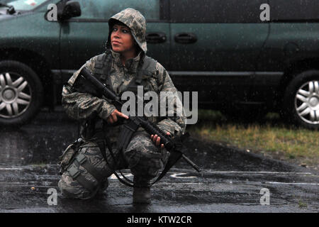 WESTHAMPTON BEACH, NY - Senior Airman Tara Langella di pattuglia a FS Gabreski ANG durante un grosso temporale il 25 giugno 2012. (USAF Photo / Senior Airman Christopher S Muncy/ rilasciato) Foto Stock