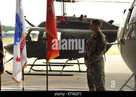 Il New York esercito guardia nazionale ha accolto due UH-72 Light Utility gli elicotteri per la flotta di ala rotante aeromobili gestiti dal suo esercito di unità di aviazione qui nel giugno 29. I nuovi elicotteri sono stati acquistati specificamente ad essere utilizzati in operazioni nazionali in aiuto di applicazione della legge o durante lo stato di emergenza. La UH-72A Lakota è il nuovissimo elicottero ad entrare in servizio con gli Stati Uniti Esercito. Si tratta di una variante della Eurocopter EC-145 ed è fabbricato in Columbus, Miss. Il Lakota esegue light utility e evacuazione medica (MEDEVAC) missioni per l'esercito e l esercito nazionale Guard (ARNG) in aree al di fuori di un Foto Stock