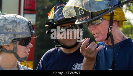 MARCY, NY--un soldato del 401 gli affari civili Battation, US Army Riserva, incarica un membro della Maynard volontario dei Vigili del fuoco come a una chiamata in una linea di nove Medevac richiesta ad un attesa UH-60 Blackhawk da società F, 1-169th supporto generale Aviation battaglione della New York Army National Guard durante un giunto evacuazione medica esercizio qui il giovedì, 12 luglio. Foto di SPC Jelis Harley, HHC 42nd cabina, NYARNG Foto Stock