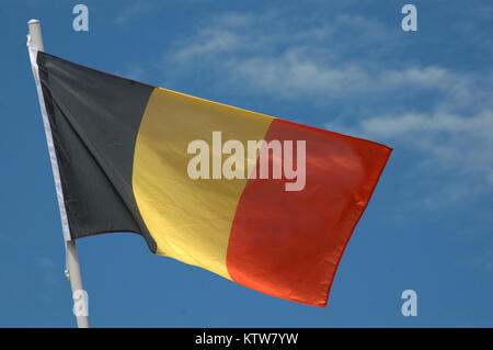 Bandiera belga contro il cielo blu Foto Stock