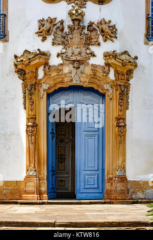 Gateway per l'antica e la storica chiesa di San Francisco de Assis nella città di Ouro Preto con le sue sculture e incisioni nella caratteristica Foto Stock