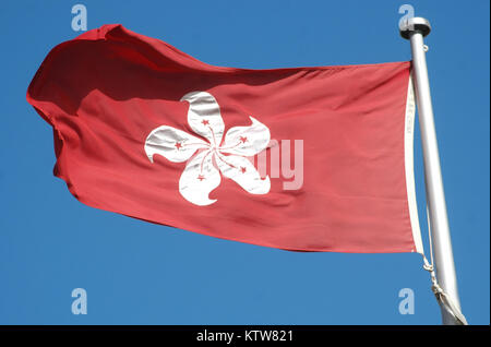 Bandiera di Hong Kong contro il cielo blu Foto Stock