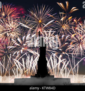 La Statua della Libertà sullo sfondo di fuochi d'artificio e cielo stellato Foto Stock
