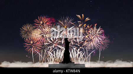 La Statua della Libertà sullo sfondo di fuochi d'artificio e cielo stellato Foto Stock