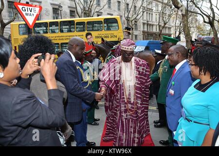 Alto commissario nigeriano presenta le sue credenziali alla regina in Buckingham Palace 2017 Foto Stock