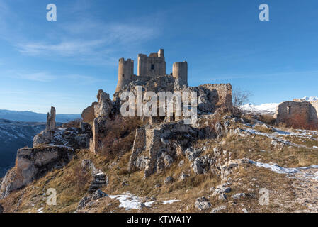 Rocca Calascio (Italia) - Le rovine di un borgo medievale con castello e chiesa, oltre i 1400 metri sopra il livello del mare, sull'Appennino, Abruzzo Foto Stock