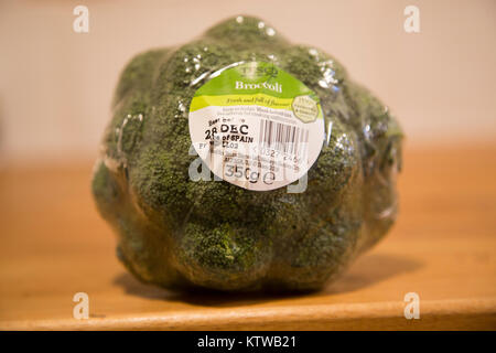 Testa di broccoli avvolto in un film plastico con Tesco etichetta prodotto close up Foto Stock