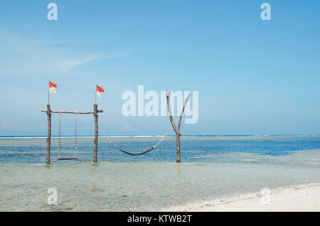 Bali, Indonesia. Swing situato nell'oceano vicino l'isola di Gili. Immagine di stock Foto Stock