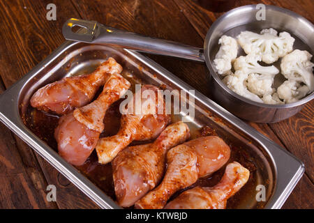 Materie marinata di cosce di pollo con salsa teriyaki sulla teglia. Messa a fuoco selettiva. Immagine di stock. Foto Stock