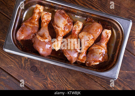 Materie marinata di cosce di pollo con salsa teriyaki sulla teglia. Messa a fuoco selettiva. Immagine di stock. Foto Stock