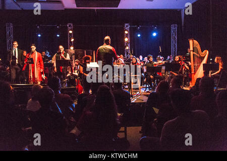 Il Los Angeles Classic Rock della Orchestra concerto inaugurale con John Kosh, tenutosi a Swing House Studios di Los Angeles, California; parte di una celebrazione del cinquantesimo anniversario dei Beatles' 'SGT. Pepper's Lonely Heart Club Band' e 'Abbey Road' album, con un Grammy award-winning Art Director/Album Cover Designer John Kosh. Dotato di: atmosfera dove: Los Angeles, California, Stati Uniti quando: 08 Nov 2017 Credit: Sheri Determan/WENN.com Foto Stock