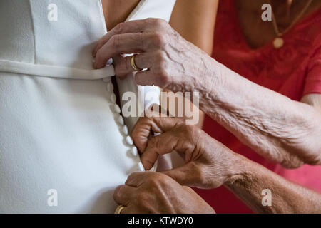 Sposa indossa un abito da sposa Foto Stock