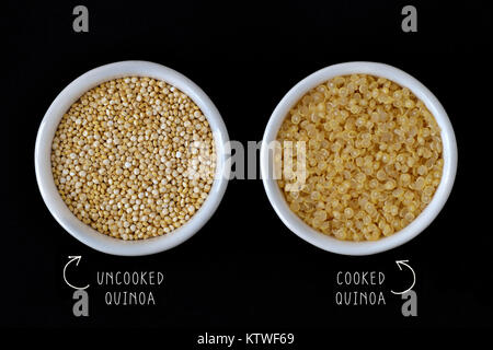 Cotti e crudi di quinoa in ciotola su sfondo nero Foto Stock