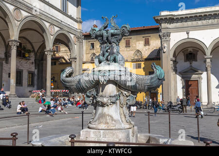 L'Italia, Firenze - 27 ottobre 2014: Fontana nella Santissima Annunziata a Firenze Foto Stock