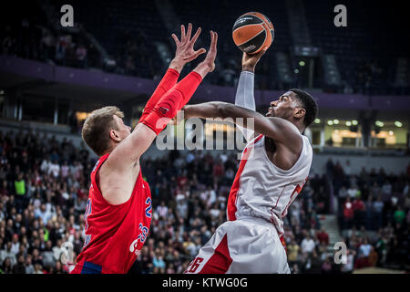 Avanti Andrey Vorontsevich del CSKA Mosca cerca di block Centre Mathias Lessort di Crvena Zvezda Belgrado mts al di sotto del cesto Foto Stock