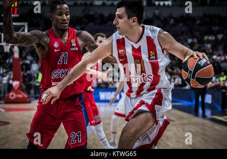 In avanti si Clyburn del CSKA Mosca cerca di block Centre Milko Bjelica di Crvena Zvezda mts Belgrado durante la partita Foto Stock