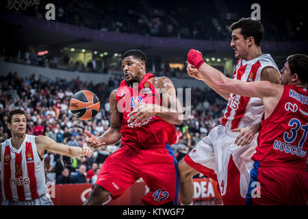 Center Kyle Hines del CSKA Mosca, avanti Victor Khryapa del CSKA Mosca lotta per la sfera contro avanti Marko Keselj di Crvena Zvezda Belgrado mts Foto Stock