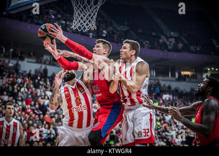 Avanti Andrey Vorontsevich del CSKA Mosca che combatte per la sfera contro Centro Pero Antic di Crvena Zvezda mts a Belgrado e in avanti Nikola Jovanovic Foto Stock