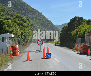 Kaikoura, Nuova Zelanda - 15 dicembre 2017: Checkpoint al punto di Ohau, l'ultimo posto per essere riaperto oggi sulla Statale uno dopo il devastante 2016 Foto Stock