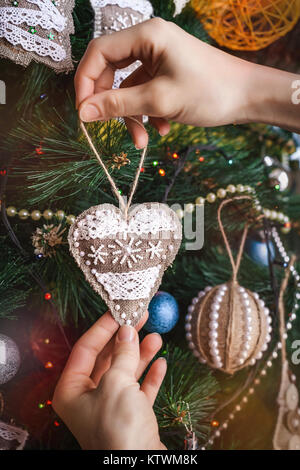 Hipster mani con un sacco di Natale cuore Foto Stock