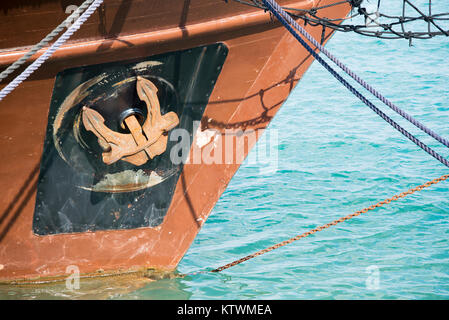 Close up di un arrugginito ancoraggio da una nave da carico Foto Stock