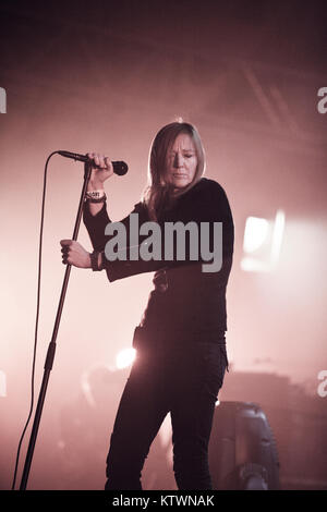 L'inglese trip hop band Portishead esegue un concerto dal vivo al Roskilde Festival 2011. Qui cantante Beth Gibbons è raffigurato dal vivo sul palco. Danimarca 01/07 2011. Foto Stock