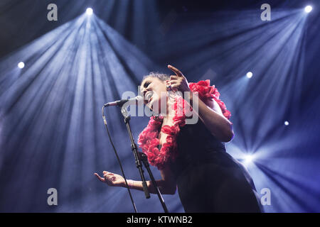 Il danese neo-anima Quadron duo esegue un concerto dal vivo al Roskilde Festival 2013. Qui il cantante e cantautore Coco Maja Hastrup Karshøj è raffigurato dal vivo sul palco. Danimarca 06/07 2013. Foto Stock