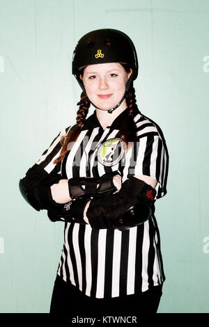 Un rullo Derby arbitro nella sua camicia a righe. Roller Derby è uno sport di contatto che è svolto da più di 1200 campionati amatoriali in tutto il mondo ed è dominato da tutto al femminile squadre amatoriali. Foto Stock