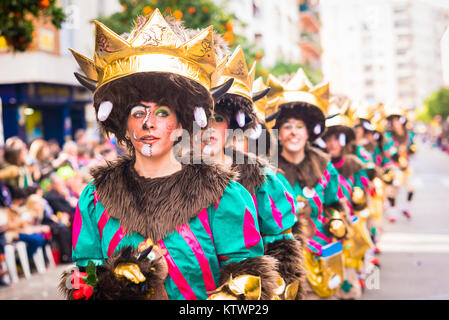 Badajoz, Spagna, domenica. Febbraio.26. 2017 partecipanti in colorati costumi prendere parte alla sfilata di carnevale a Badajoz 2017 Foto Stock