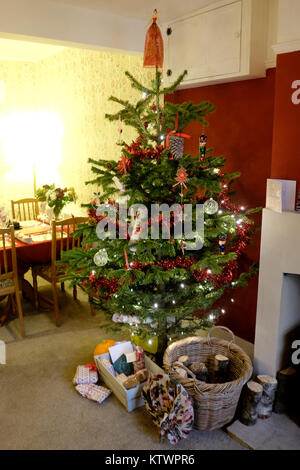 Albero di natale in sturry Canterbury Kent REGNO UNITO Dicembre 2017 Foto Stock