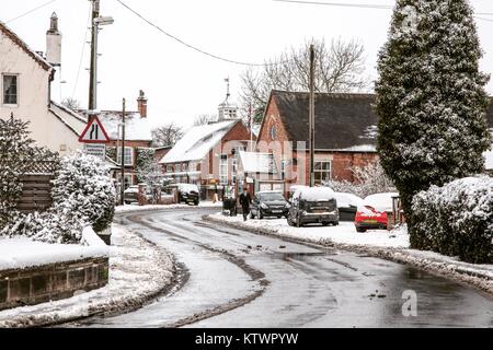 Scene di neve in un tipico villaggio inglese Foto Stock