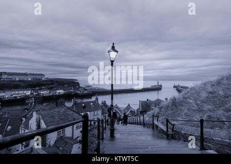 199 gradini che portano da Whitby Abbey all'entrata del porto e città, North Yorkshire, Inghilterra. Foto Stock