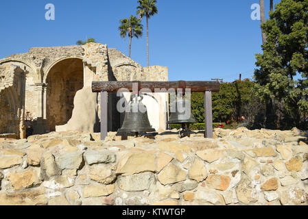 San Juan Capistrano, CA - 1 Dicembre 2017: Missione originale campane con le rovine della grande chiesa di pietra in background. Foto Stock