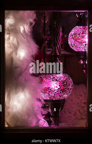 Decorative lampade rosa in un negozio di antiquariato a finestra di natale. Stow on the Wold, Cotswolds, Gloucestershire, Inghilterra Foto Stock