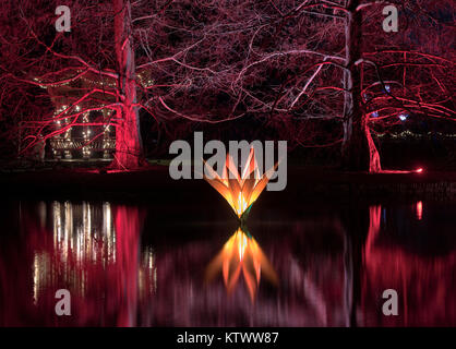 La pagoda di natale con il lago di fiori e di luci ad albero a RHS Wisley Gardens, Surrey, Inghilterra. Natale Glow Festival 2017 Foto Stock