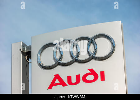 Concessionaria Audi logo contro il cielo blu. Audi è un tedesco produttore di automobili che progetta, ingegneri, produce, commercializza e distribuisce auto di lusso Foto Stock