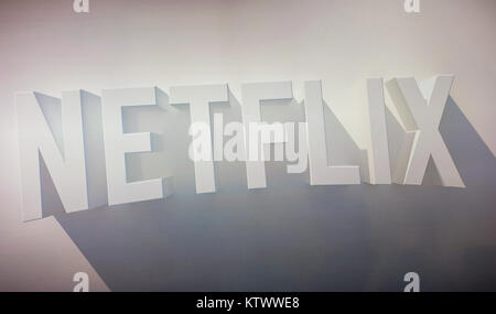 Il logo di Netflix su uno schermo TV. Netflix Inc. è una società americana fondata è specializzata in e fornisce lo streaming di contenuti multimediali e video on demand online e DV Foto Stock