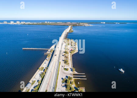 Jensen Beach Florida, Causeway Boulevard, Indian River Ecological Lagoon, Water, Hutchinson Barrier Island, vista aerea dall'alto, barriera, FL17121430d Foto Stock