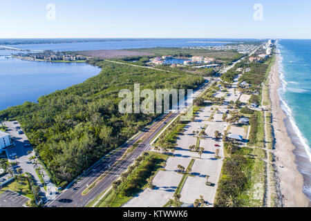 Florida Hutchinson Barrier Island, Jensen Beach, parco, Oceano Atlantico, Laguna del Fiume Indiano, barriera, strada statale A1A, vista aerea dall'alto, FL17121432d Foto Stock