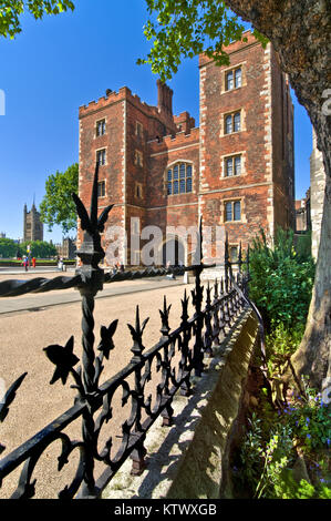 Lambeth Palace di Londra. Morton's Tower un rosso mattone Tudor gatehouse formante l'ingresso al Lambeth Palace con le case del Parlamento dietro London REGNO UNITO Foto Stock