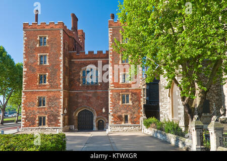 Lambeth Palace di Londra accesa in chiara luce del sole. Morton's Tower un rosso mattone Tudor gatehouse formando la storica entrata a Lambeth Palace London REGNO UNITO Foto Stock