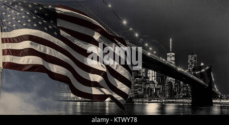 Bandiera americana battenti una Skyline vista panoramica di New York City Manhattan skyline del centro di notte con grattacieli e ponte di Brooklyn Foto Stock