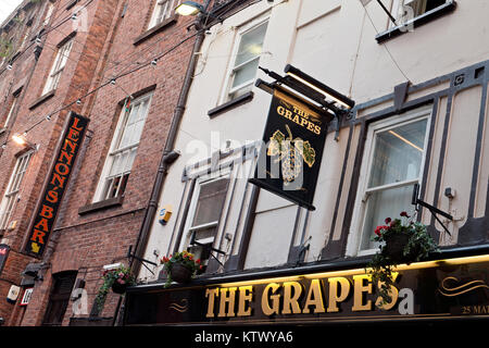 La celebre uva Pub, Mathew Street, Liverpool, Regno Unito uve Pub è stato il preferito bere il luogo dei Beatles. Foto Stock