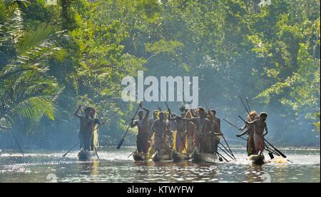 Canoa cerimonia di guerra di Asmat persone. Cacciatori di teste di una tribù di Asmat . Nuova Guinea isola, Foto Stock