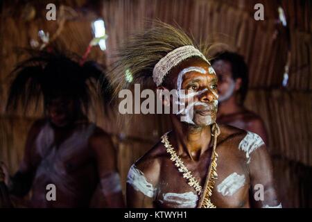 Villaggio YOUW, ATSY distretto, ASMAT REGIONE, Irian Jaya, Nuova Guinea, Indonesia - 23 Maggio 2016: Ritratto di un uomo della tribù di Asmat persone. Asmat p Foto Stock