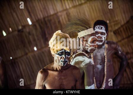 Villaggio YOUW, ATSY distretto, ASMAT REGIONE, Irian Jaya, Nuova Guinea, Indonesia - 23 Maggio 2016: Ritratto di un uomo della tribù di Asmat persone. Asmat p Foto Stock